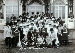 Russische keizerlijke familie buiten het Catharinapaleis, Tsarskoye Selo, Rusland, begin 20e eeuw door K. von Hahn