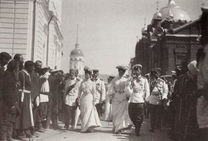 De Russische koninklijke familie bezoekt het Sarov-klooster, Rusland, 1903 door K. von Hahn