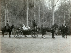 Tsaar Nicolaas II van Rusland met zijn familie in het park van Tsarskoye Selo, Rusland, 1900s door K. von Hahn