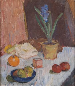 Compositie met hyacint, fruit en blauwe schaal
