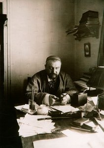 Alexander Koepin, Russische auteur, aan zijn bureau, Gatsjina, Rusland, begin 20e eeuw