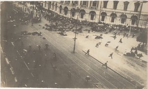 Regeringstroepen schieten op demonstranten, 4 juli 1917 door Karl Karlovich Bulla
