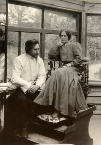 Russische auteur Leonid Andreyev met zijn vrouw