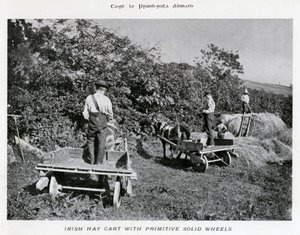 Ierse hooiwagen met primitieve massieve wielen (zwart-wit foto)