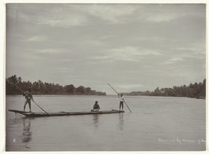 De oversteek van een rivier met een lange boomstam boot