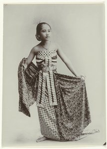Portret van een jonge Javaanse vrouw in sarong door Kassian Cephas