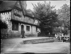 Leicester Square, Penshurst, Sevenoaks, Kent, 22/05/1911 door Katherine Jean Macfee