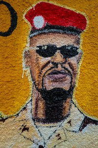 Straatkunstportret van Mamadi Doumbouya, Conakry, 2019 door Alec Hunter