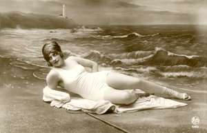 Vrouw in badpak, ca. begin 1900 (ansichtkaart)