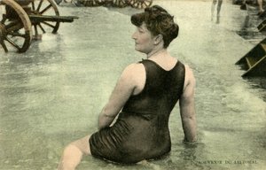 Vrouw in badpak, ca. begin 1900 (ansichtkaart)