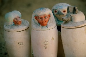 Canopische kruiken van Pakerdemamon met stoppen van de vier zonen van Horus, Hapy, Duamutef