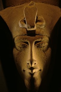 Kolossaal standbeeld van Achnaton, Amenhotep IV, Egyptisch Museum, Caïro, Nieuwe Rijk, Farao..., 2001 (foto) door Kenneth Garrett