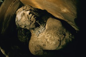 Egypte; Archeologie; Oude Koninkrijk; Saqqara; Mummie; Nefer; Graf, 5e Dynastie door Kenneth Garrett