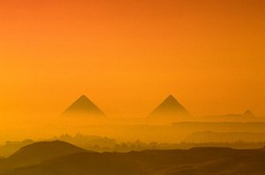 Egypte; Oude Koninkrijk; Gizeh Plateau; Piramides van Gizeh; Khufu; Khafre; Menkaure door Kenneth Garrett