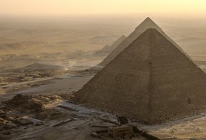 Oude Rijk van Egypte; Gizeh piramide scenic; Gizeh; Egypte; luchtfoto door Kenneth Garrett