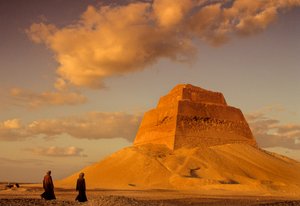 Oude Koninkrijk van Egypte; Piramide van koning Snefru; circa 2575 v.Chr.; Maidum; Egypte, trappiramide door Kenneth Garrett