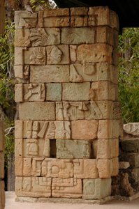 Maya opkomst en ondergang, Copan, Honduras, Details van 18 Konijn glyph, Tempel 18, Maya