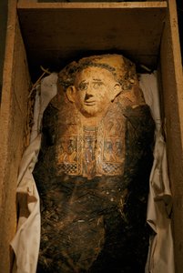 Mummie van een vierjarig meisje, Bahariya, Grieks-Romeinse periode door Kenneth Garrett