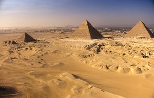 Piramides van Gizeh; Khafre; Khufu; Menkaure, Gizeh; Egypte door Kenneth Garrett