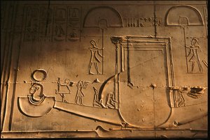 Reliëf van bark uit de tempel van Seti I, Abydos, Egypte, 2005 (foto) door Kenneth Garrett