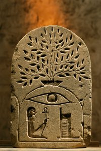 Zandstenen stèle voor de god Osiris door Kenneth Garrett