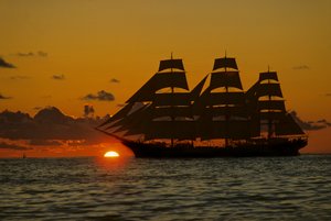 Vierkant getuigd schip; Dar Pormorza, Zeilrace, Operation Sail Tall Ships; Sail Training Association door Kenneth Garrett
