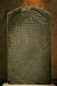 Stèle van Padiset, kalksteen, Late Periode, Egyptisch Museum, Caïro door Kenneth Garrett