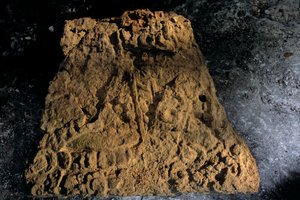 Stele, Sufricaya, Holmul, Guatemala, Maya, Francisco Estradabelli door Kenneth Garrett
