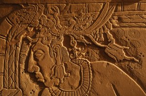 Tempel 21 troonbank, houtsnede van koning Akhal Mo Nab, Palenque, Mexico, 2005 (foto) door Kenneth Garrett