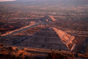 Teotihuacan; Piramide van de Maan; Piramides; Meso-Amerika; Mexico; Oude culturen. door Kenneth Garrett