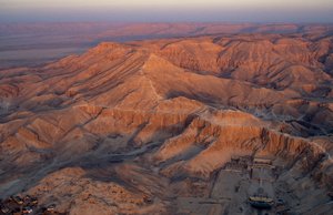 Vallei der Koningen; Egypte; Qurna; Deir el-Medina, Hatsjepsoet, Nieuwe Koninkrijk