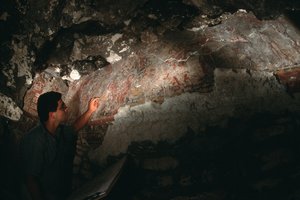 William Saturno inspecteert muurschildering; San Bartolo; Guatemala; Maya, 2002 (foto) door Kenneth Garrett