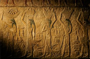 Vrouwen die brood, een vogel, een geit en producten dragen, graf van Tiye, Egypte; Oude Koninkrijk; Saqqara. door Kenneth Garrett