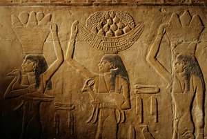 Vrouwen die brood, vogel, geit en producten dragen, graf van Tiye, Egypte; Oude Rijk; Saqqa...
