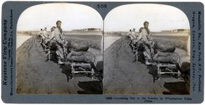 Zout naar het binnenland vervoeren met kruiwagenkaravaan, China, 1906
