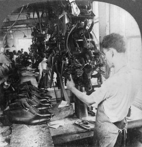 Schoenmachine die schoenen vormt in schoenenfabriek, Lynn, Massachusetts, VS, begin 20e eeuw