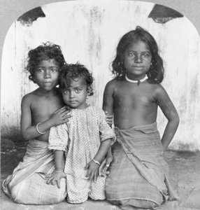 Portret van drie jonge Singalese meisjes, ca. 1905 (zwart-wit foto)