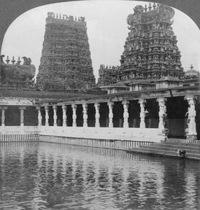 Heilige Gouden Lelievijver en Pagodes - Grote Tempel voor Siva, Madura, Zuid-India, 1901 door Keystone View Company