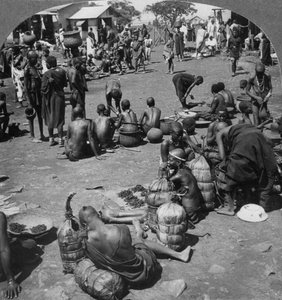 De inheemse markt in Port Florence, Lake Victoria, Kenia, ca. 1901-1903 door Keystone View Company