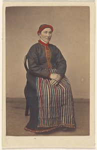 Meisje uit Osterfjorden. [vrouw in Noorse klederdracht, zittend] door Knud Knudsen