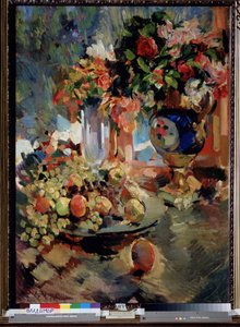 Stilleven met een blauwe vaas. Op een tafel een schaal gevuld met fruit (druiven en appels) met twee boeketten bloemen.