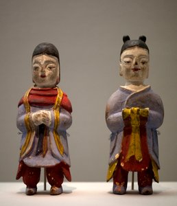 Beeldjes in sjamaankostuum. Polychrome houten beeldjes, Koreaanse kunst door Korean School