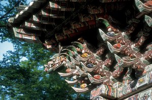 Sŏngwang-sa Tempel, Kosan County, Kangwon Provincie, Noord-Korea, detail van het dak (foto)