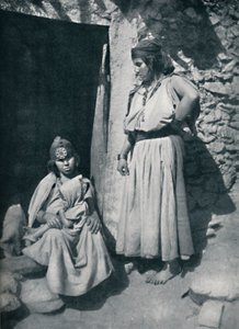 Kabylische vrouwen bij de deur van hun woning aan de Middellandse Zeekust, Algerije, 1912