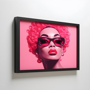 Kunstwerk van een zwarte vrouw in een roze houten lijst, die verkondigt dat ze sterk is 1