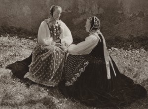 Roemenië: Lechinta, Saksische meisjes in zondagse kleding