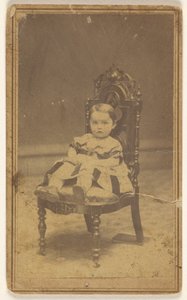 [Ongeïdentificeerd babymeisje, zittend].