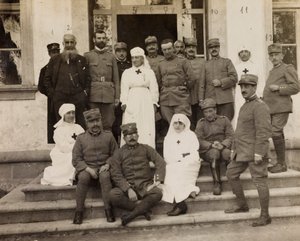 Album van de Eerste Wereldoorlog in Friuli-Venezia Giulia: groepsportret met officieren en Rode Kruis-verpleegsters tijdens het bezoek van de Ridders van Malta aan Villa Brazzà, thuisbasis van het 17e Oorlogshospitaal in Soleschiano Manzano, 25/11/1915 door L. Verdiani