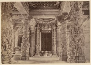 Deuropening en bovenste pilaren, Delwara Tempel, Mount Abu door Lala Deen Dayal