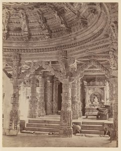Interieur van Delwara Tempel met pilaren en dakkoepel, Mount Abu